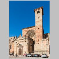 Catedral de Sigüenza, photo Diego Delso, Wikipedia, Puerta del Mercado y Torre del Gallo.JPG